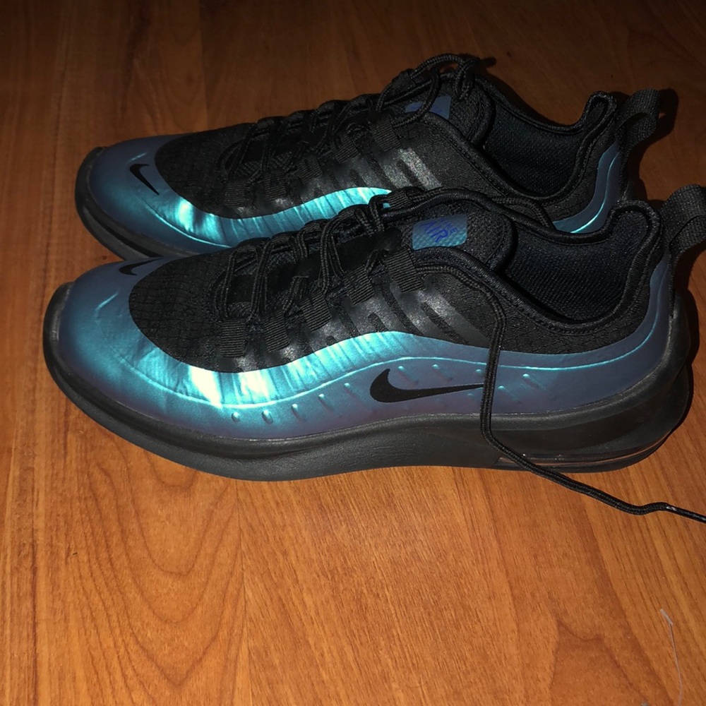 Nike Air changes color in light